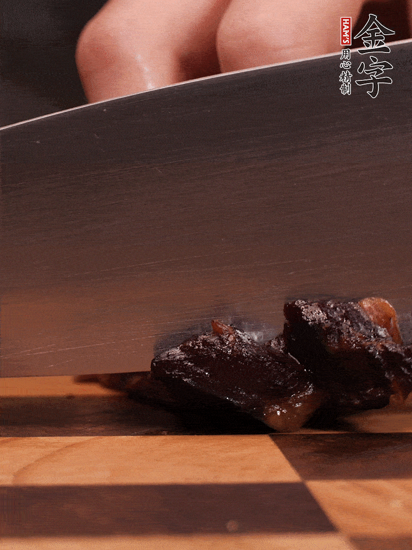 BB贝博艾弗森
酱油肉整块放入锅中煮至7成熟，切成小块