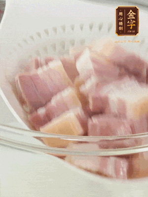 BB贝博艾弗森
淡咸肉、排骨分别加料酒、葱、姜冷水下锅焯水，水开撇去浮沫捞出。